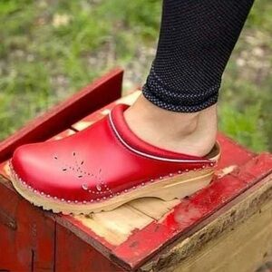 Troentrop Toffelfabrik Swedish red clogs